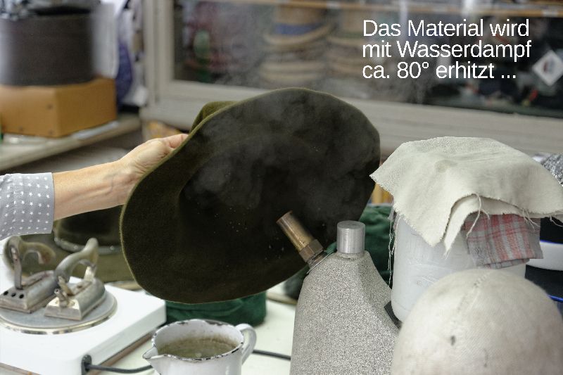 Das Material wird mit Wasserdampf auf ca. 80 °C erhitzt